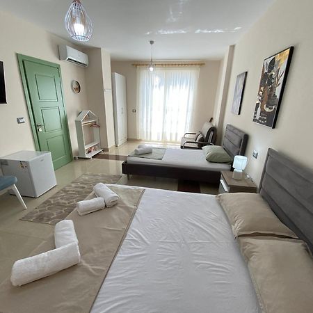 Tinas Rooms Дуррес Екстер'єр фото