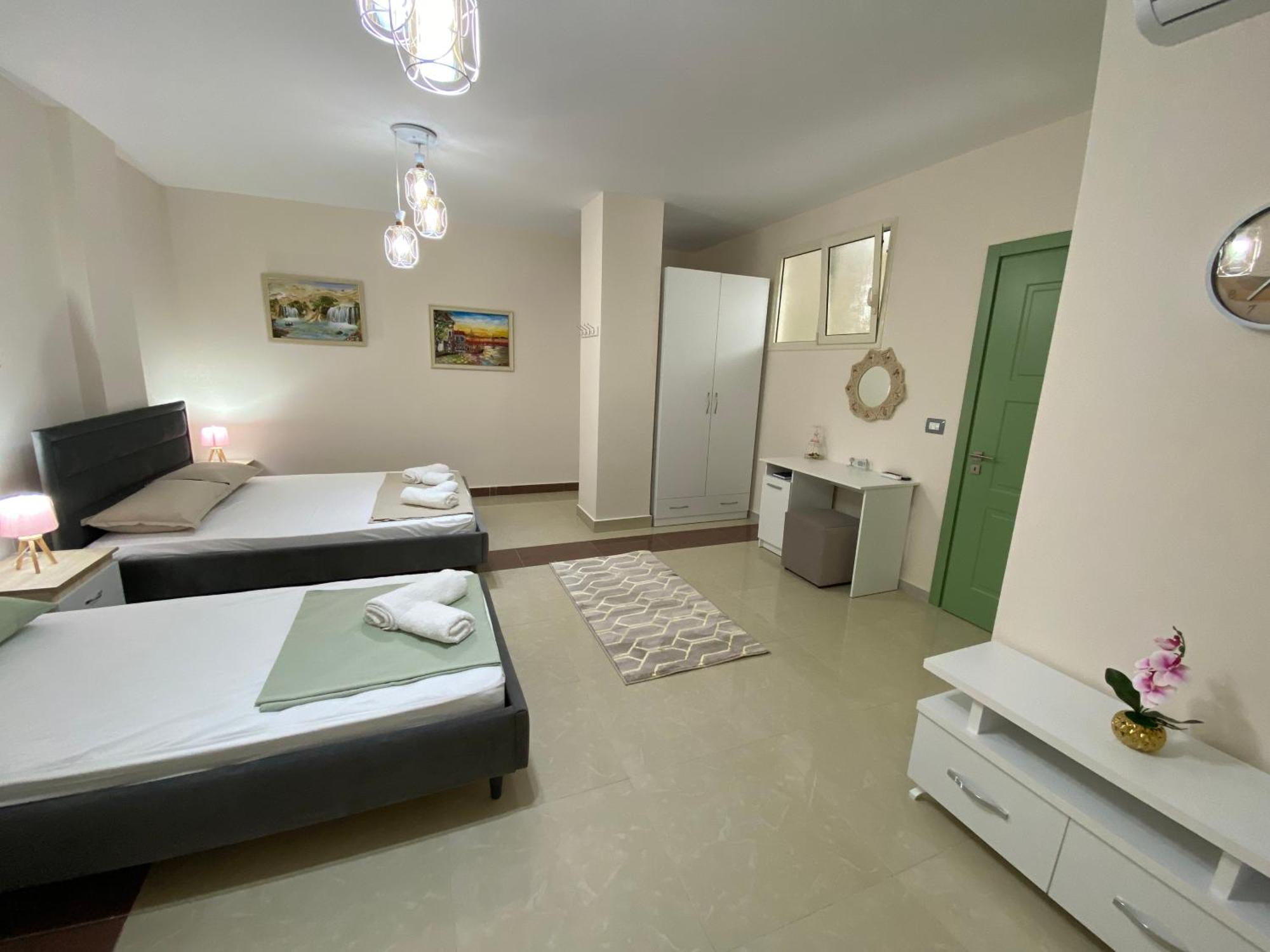 Tinas Rooms Дуррес Екстер'єр фото