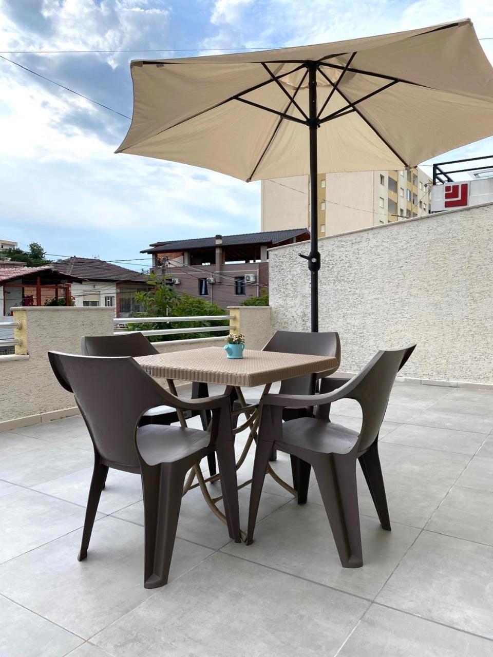 Tinas Rooms Дуррес Екстер'єр фото